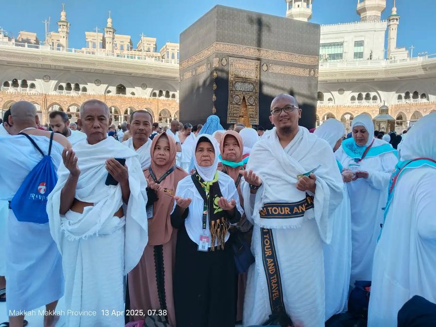 Jamaah MQH Tour & Travel berdoa di depan Ka'bah Masjidil Haram