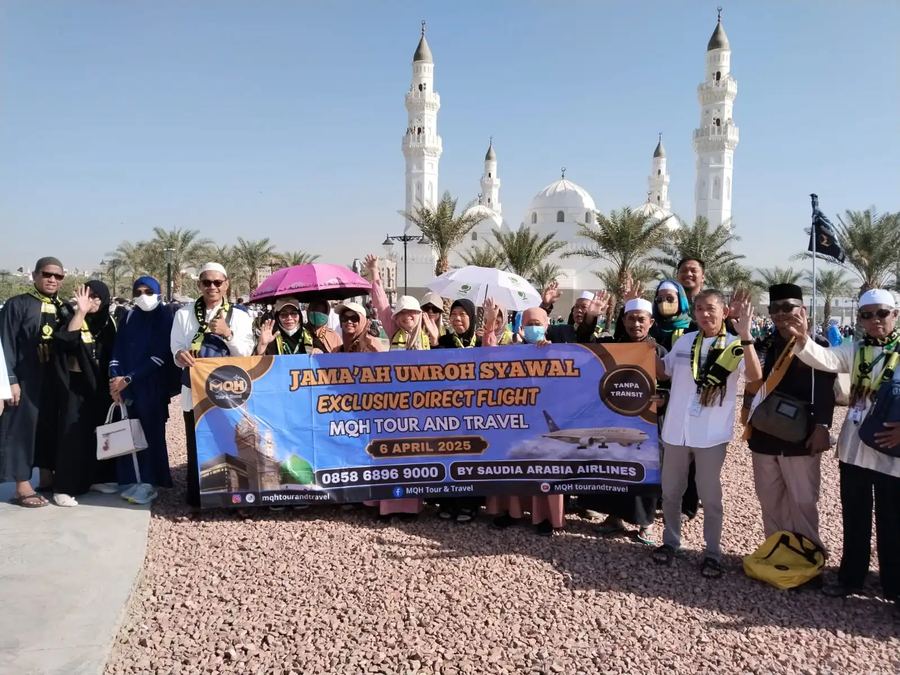 Rombongan jamaah MQH Tour & Travel di depan Masjid Nabawi Madinah
