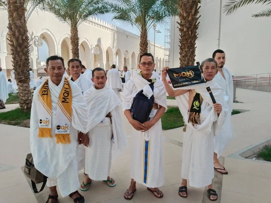 Jamaah MQH Tour & Travel foto bersama di area Masjid Nabawi
