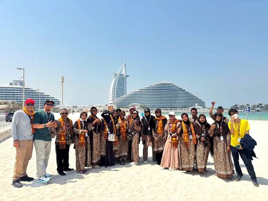 Rombongan umroh plus Dubai MQH Tour & Travel di Jumeirah Beach