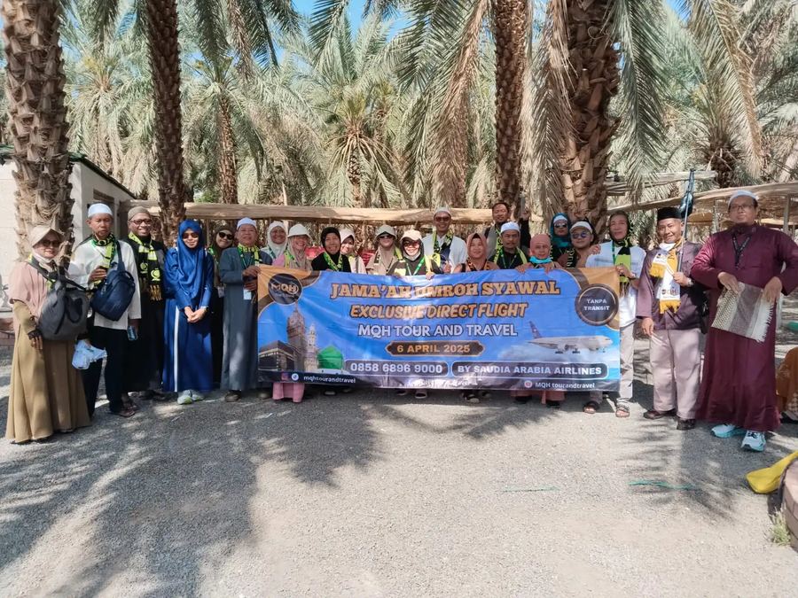 Jamaah umroh syawal MQH Tour & Travel foto bersama di kebun kurma